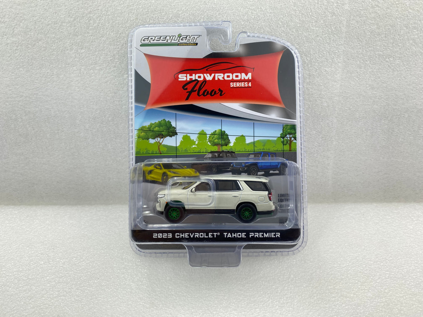 GreenLight Green Machine 1:64 Showroom Floor Series 4 - 2023 Chevrolet Tahoe Premier - Iridescent Pearl Tricoat 68040-B
