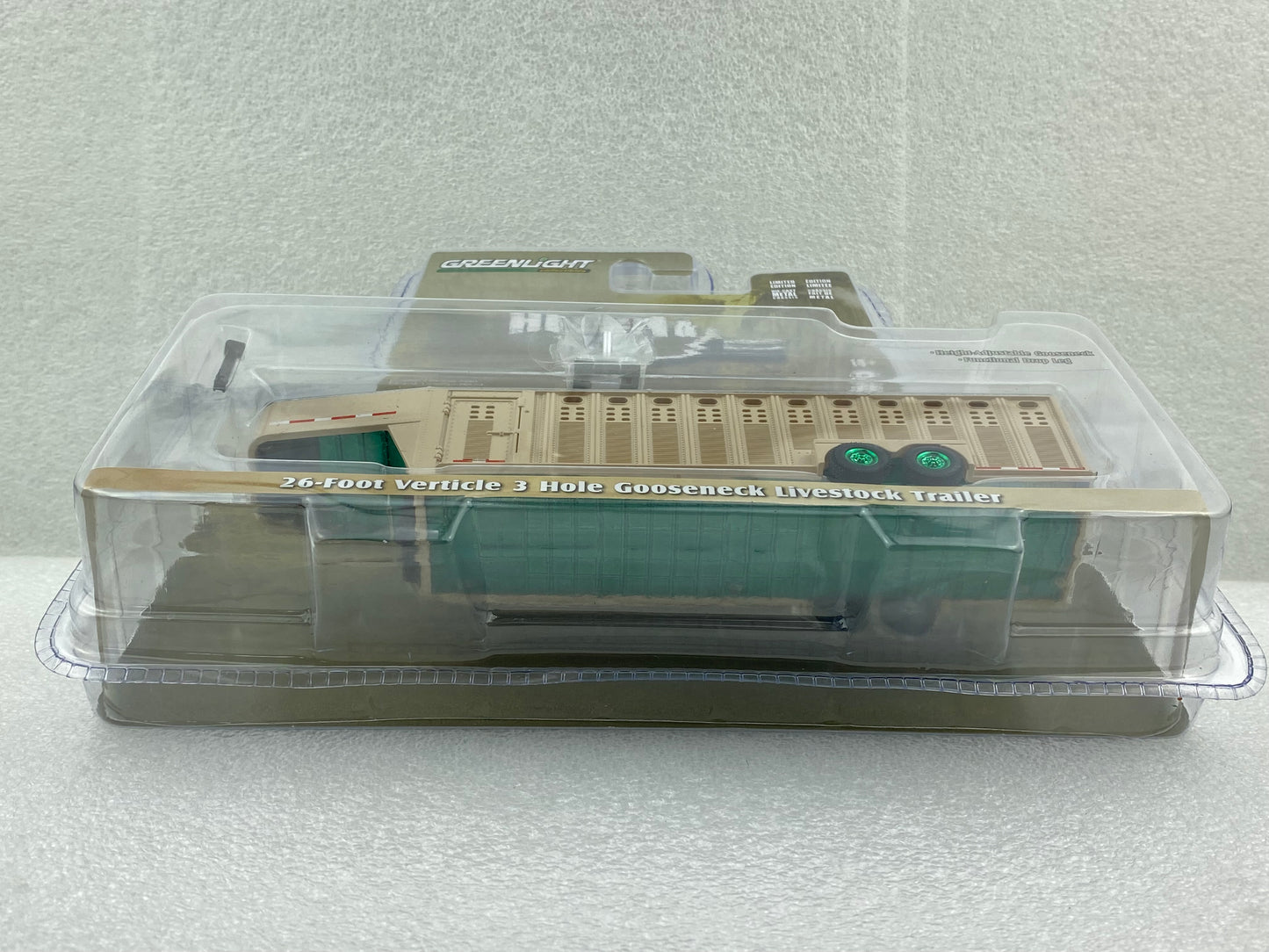 GreenLight Green Machine 1:64 Hitch & Tow Trailers - 26-Foot Vertical Three Hole Gooseneck Livestock Trailer - Beige 30420