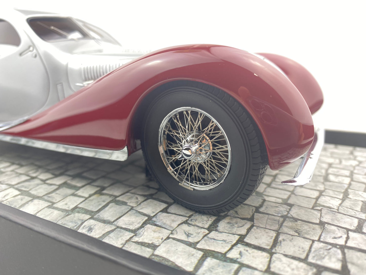 Minichamps 1:18 1937 Talbot-Lago Coupé T150 C-SS Coupe silver/red 107117121 (Damaged / Clearance Final Sale)