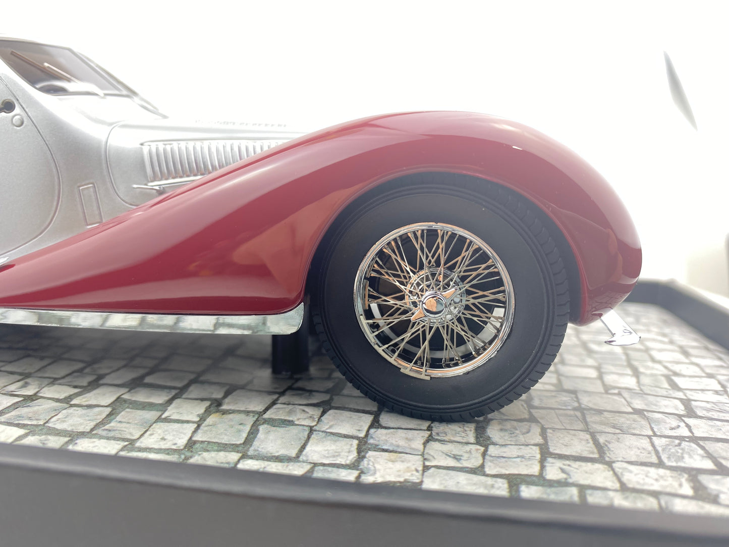 Minichamps 1:18 1937 Talbot-Lago Coupé T150 C-SS Coupe silver/red 107117121 (Damaged / Clearance Final Sale)