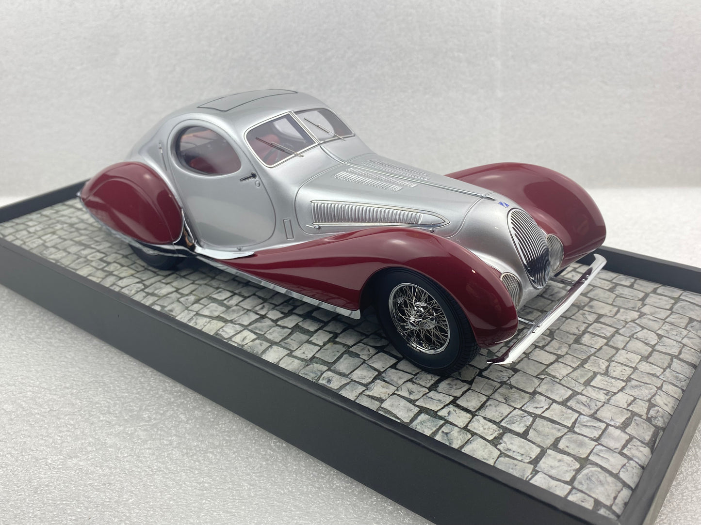 Minichamps 1:18 1937 Talbot-Lago Coupé T150 C-SS Coupe silver/red 107117121 (Damaged / Clearance Final Sale)