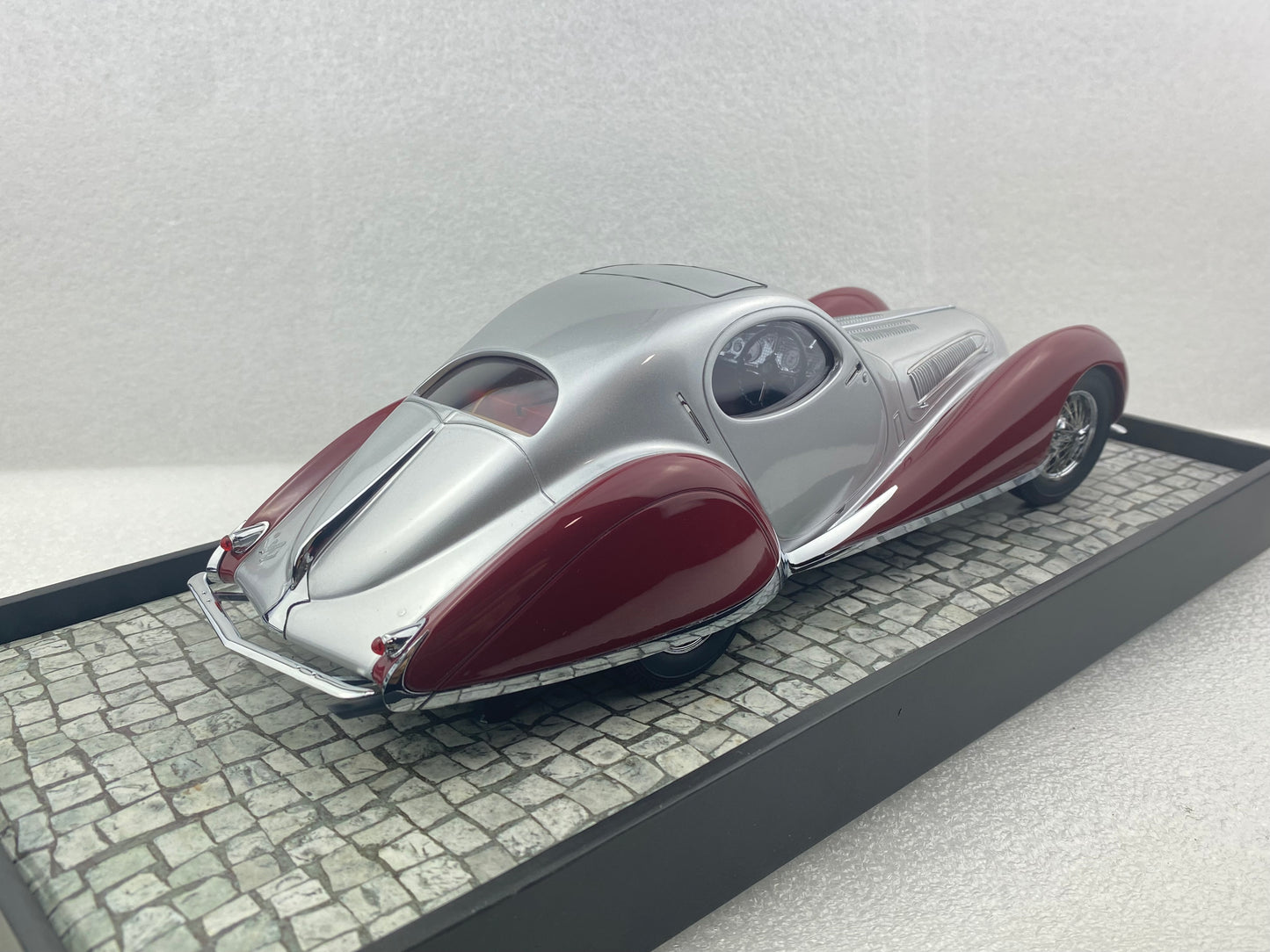 Minichamps 1:18 1937 Talbot-Lago Coupé T150 C-SS Coupe silver/red 107117121 (Damaged / Clearance Final Sale)