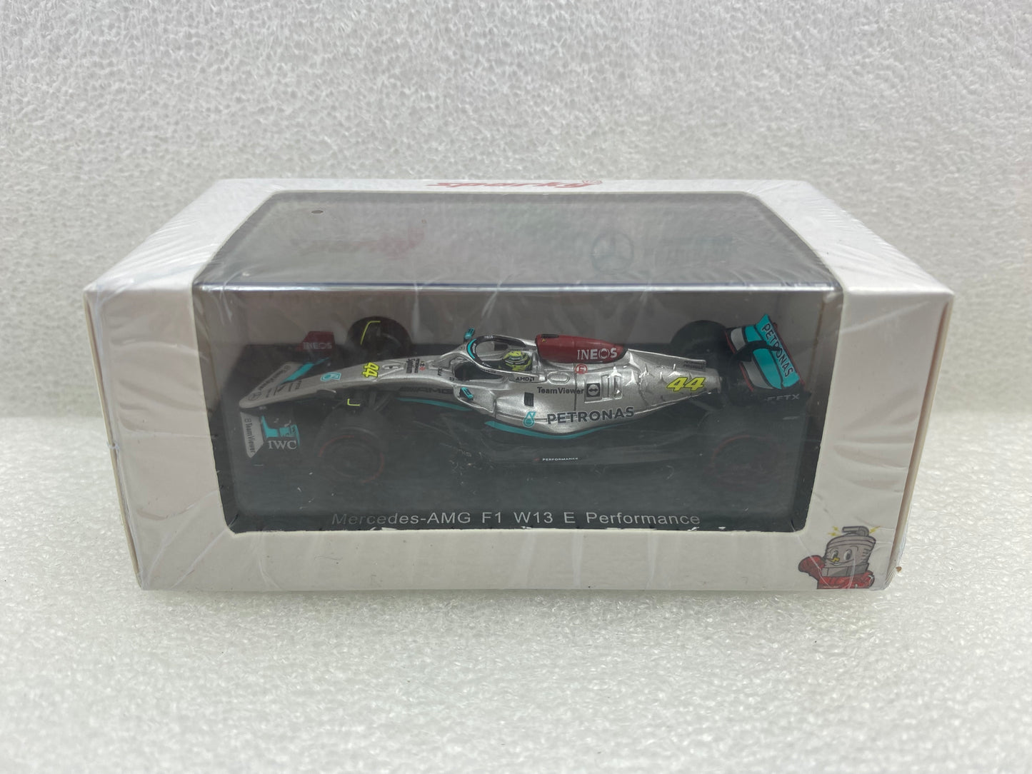 Spark 1:64 Mercedes-AMG Petronas F1 W13 E Performance #44 Mercedes-AMG Petronas F1 Team 2022 Lewis Hamilton Y256