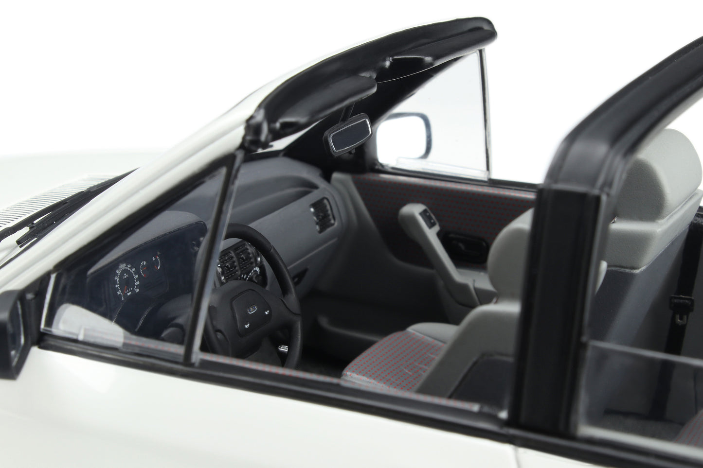 OTTO 1:18 1986 Ford Escort Mk4 XR3i Cabriolet Diamond White OT398