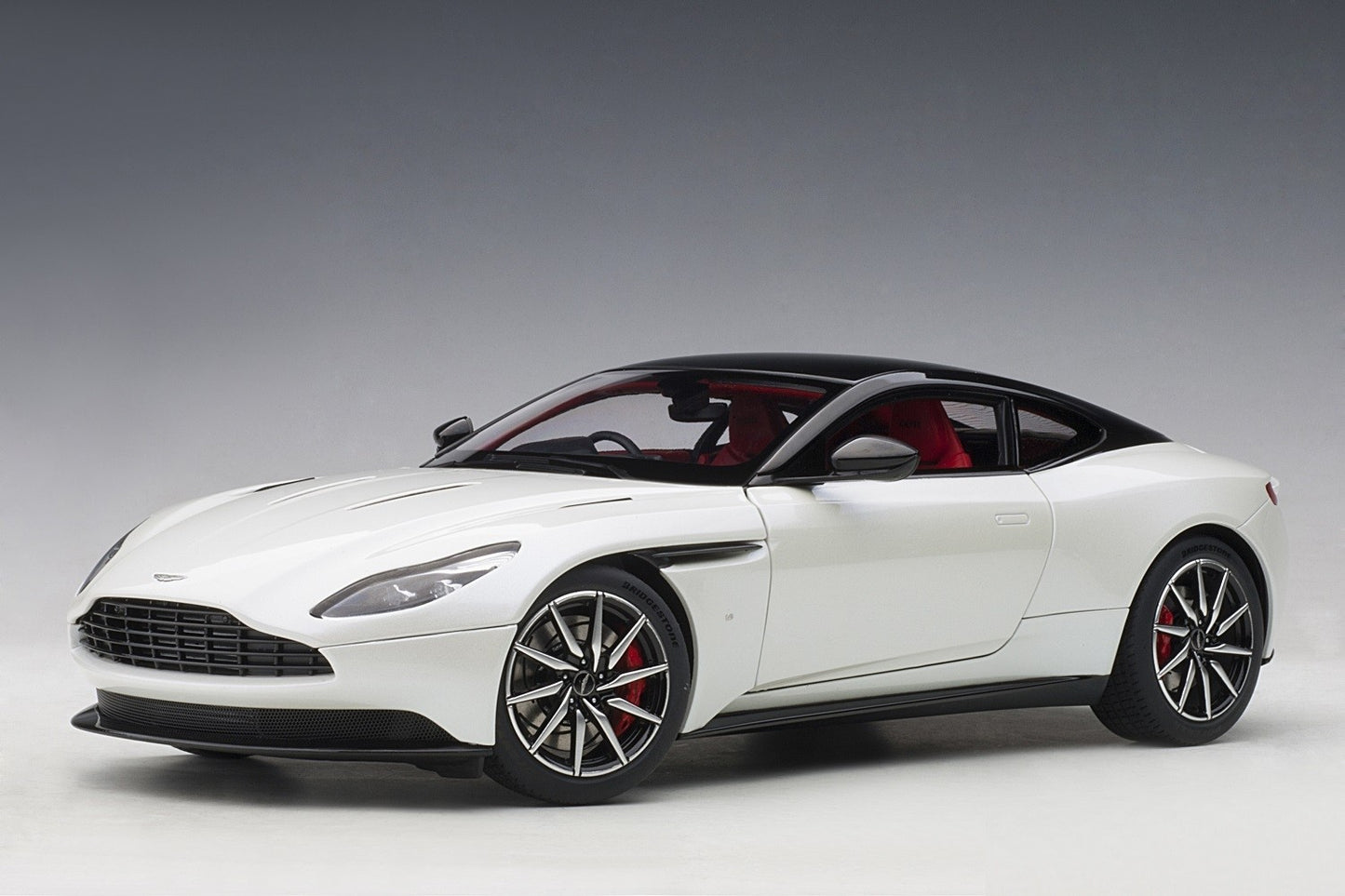 AUTOART 1/18 ASTON MARTIN DB11 (MORNING FROST WHITE) 70266
