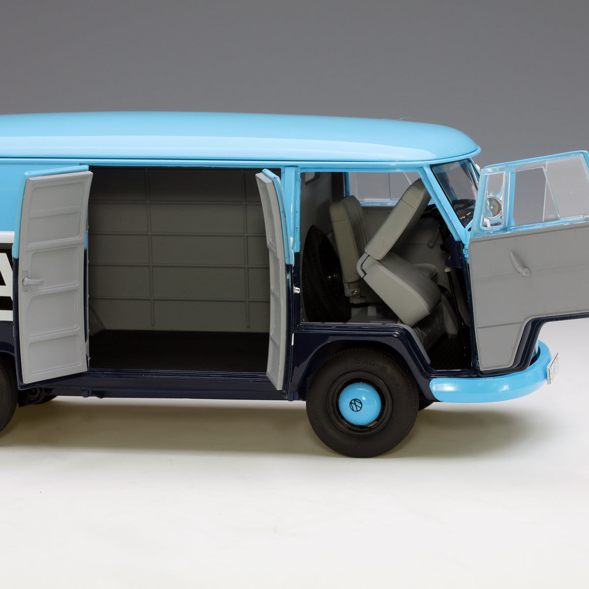 Schuco 1:18 Volkswagen T1b "MARTINI" Box Van 450028500