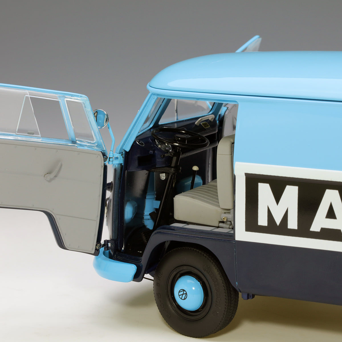 Schuco 1:18 Volkswagen T1b "MARTINI" Box Van 450028500