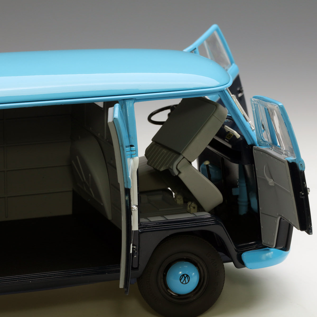 Schuco 1:18 Volkswagen T1b "MARTINI" Box Van 450028500