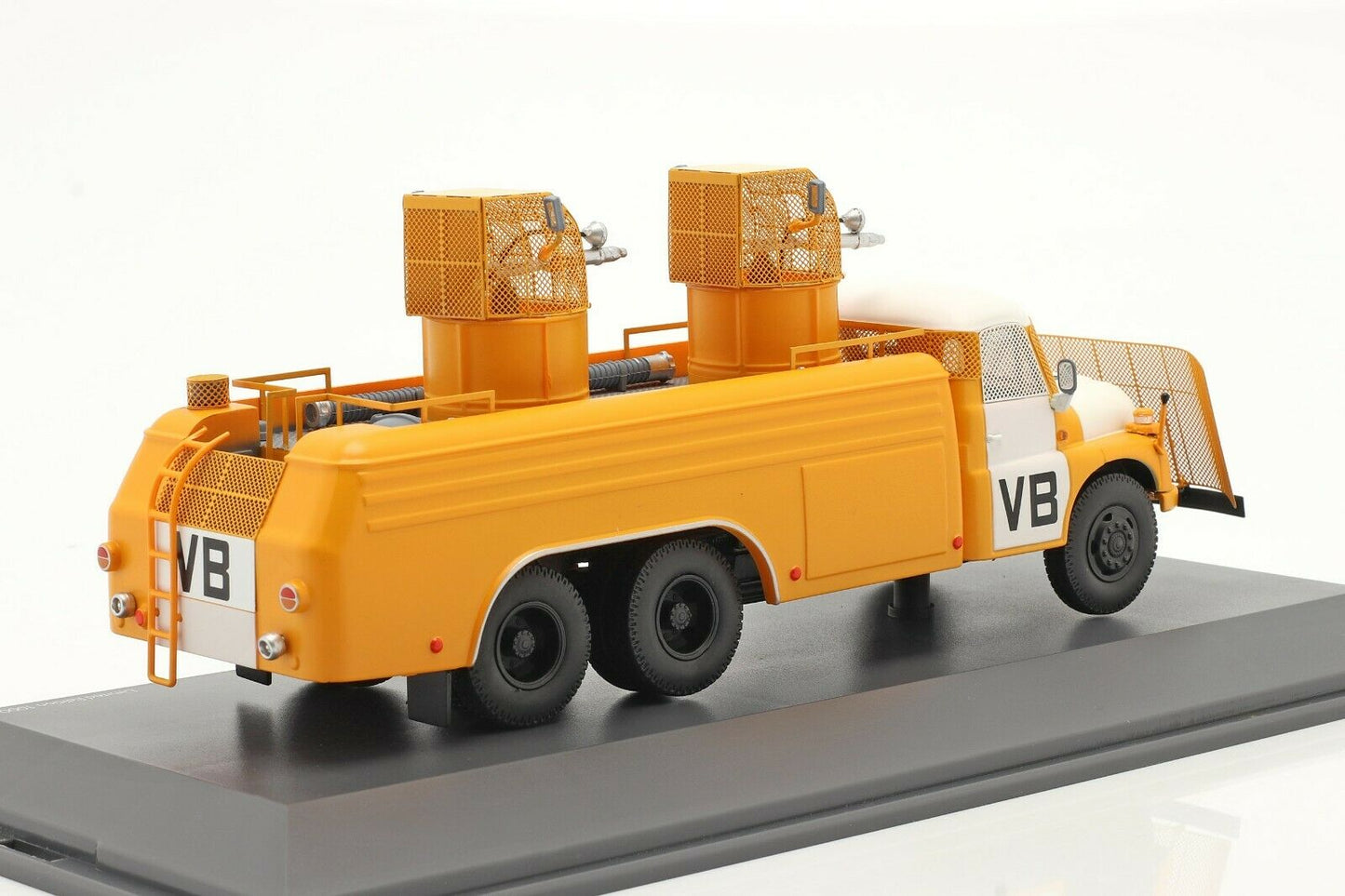 Schuco 1:43 Tatra T138 water cannon 450376000