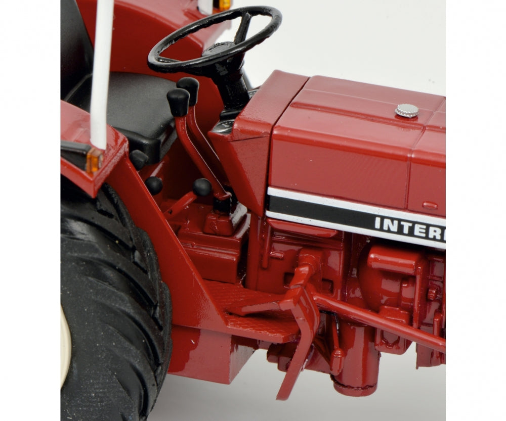 Schuco 1:32 International 433 with safety bar red tractor 450779300
