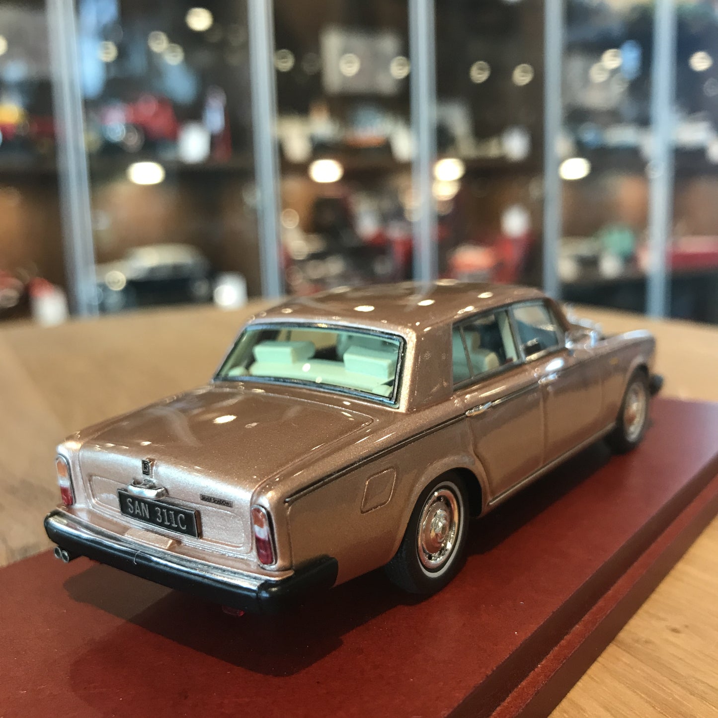 TSM 1:43 1979 Rolls Royce Silver Shadow II Park Ward Champagne TSM114318