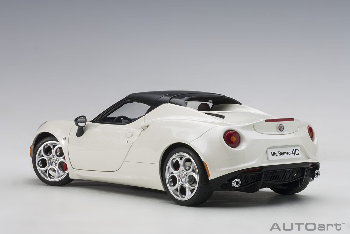AUTOart 1:18 Alfa Romeo 4C Spider White 70141