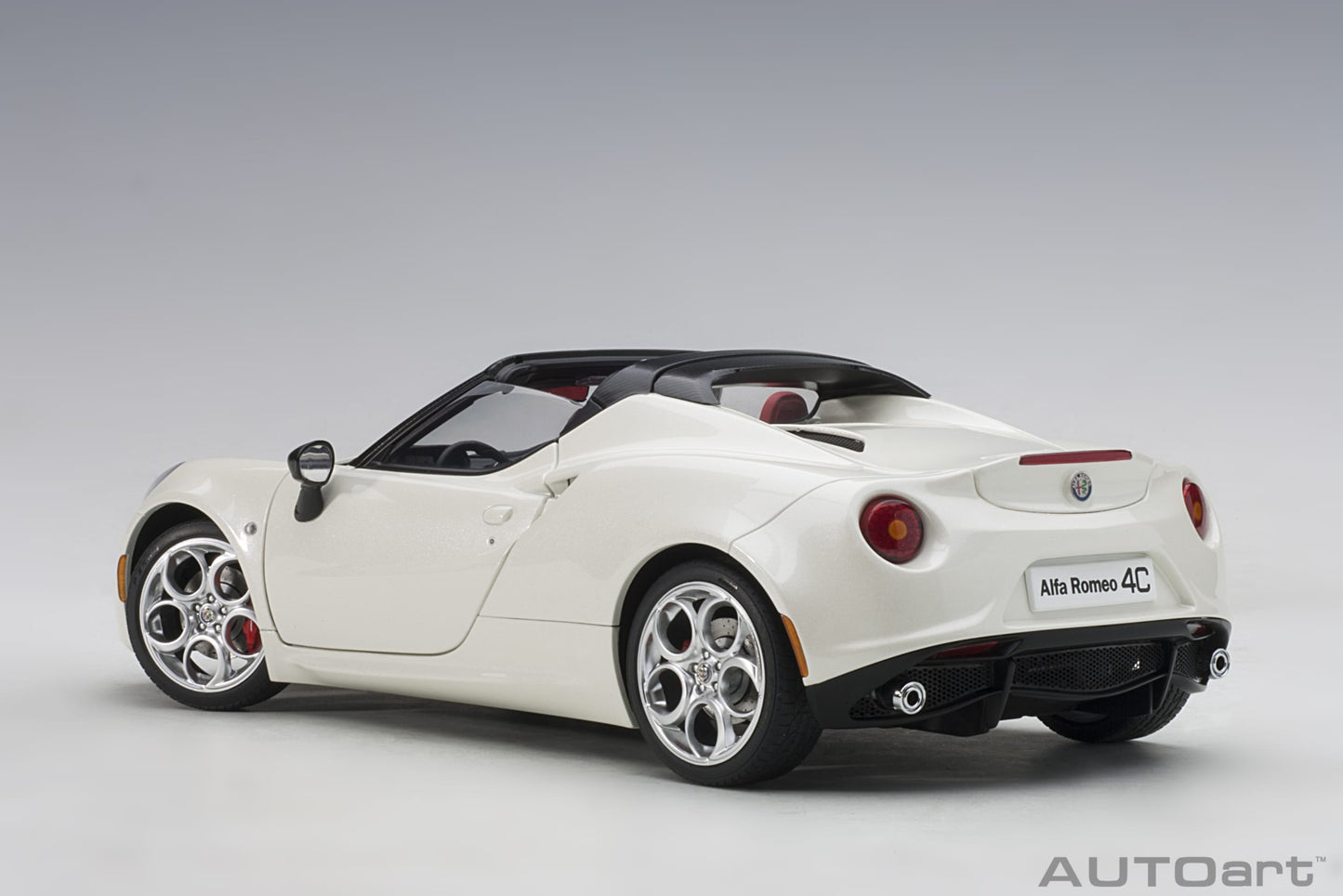AUTOart 1:18 Alfa Romeo 4C Spider White 70141