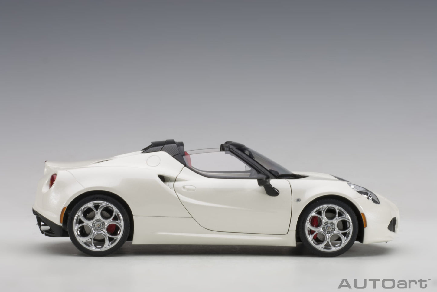 AUTOart 1:18 Alfa Romeo 4C Spider White 70141