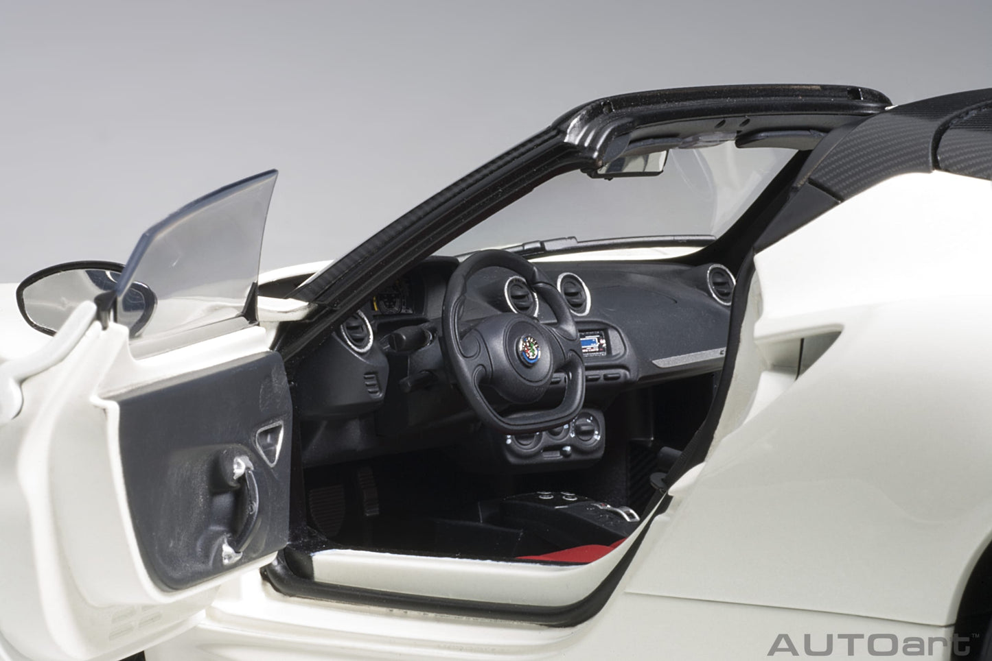 AUTOart 1:18 Alfa Romeo 4C Spider White 70141