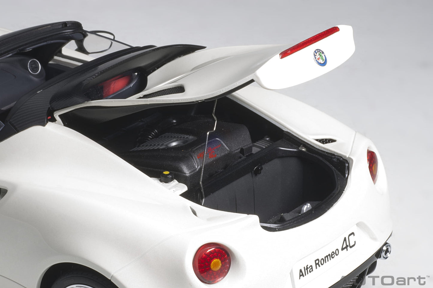 AUTOart 1:18 Alfa Romeo 4C Spider White 70141