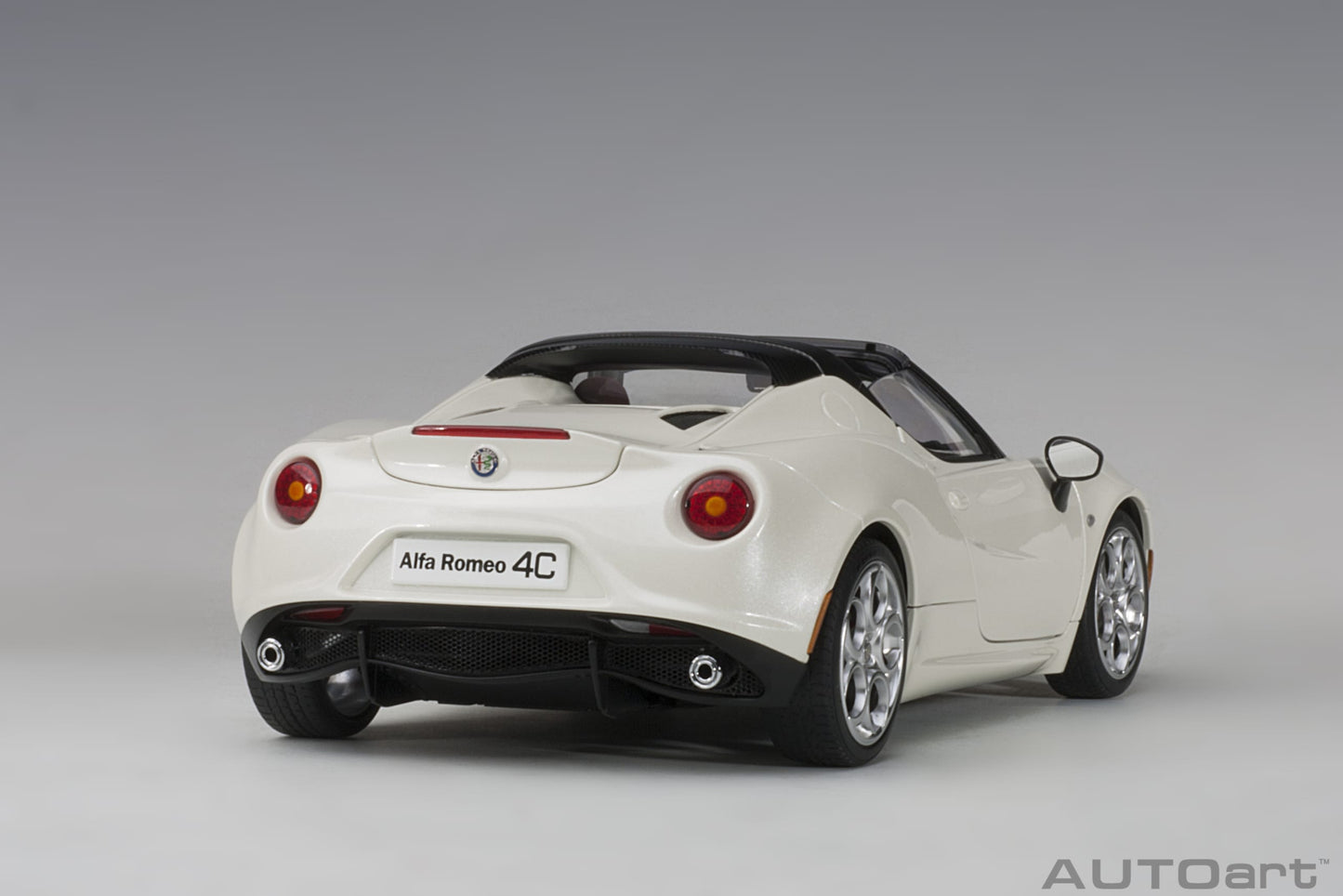 AUTOart 1:18 Alfa Romeo 4C Spider White 70141