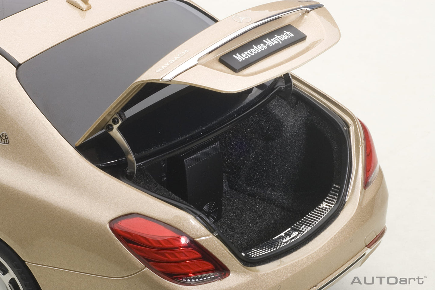 AUTOart 1:18 Mercedes-Maybach S-Klasse S600 (SWB) (Champagne Gold) 76294