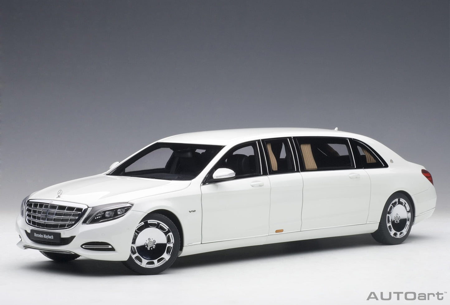 AUTOart 1:18 Mercedes-Maybach S-Klasse S600 Pullman White 76296