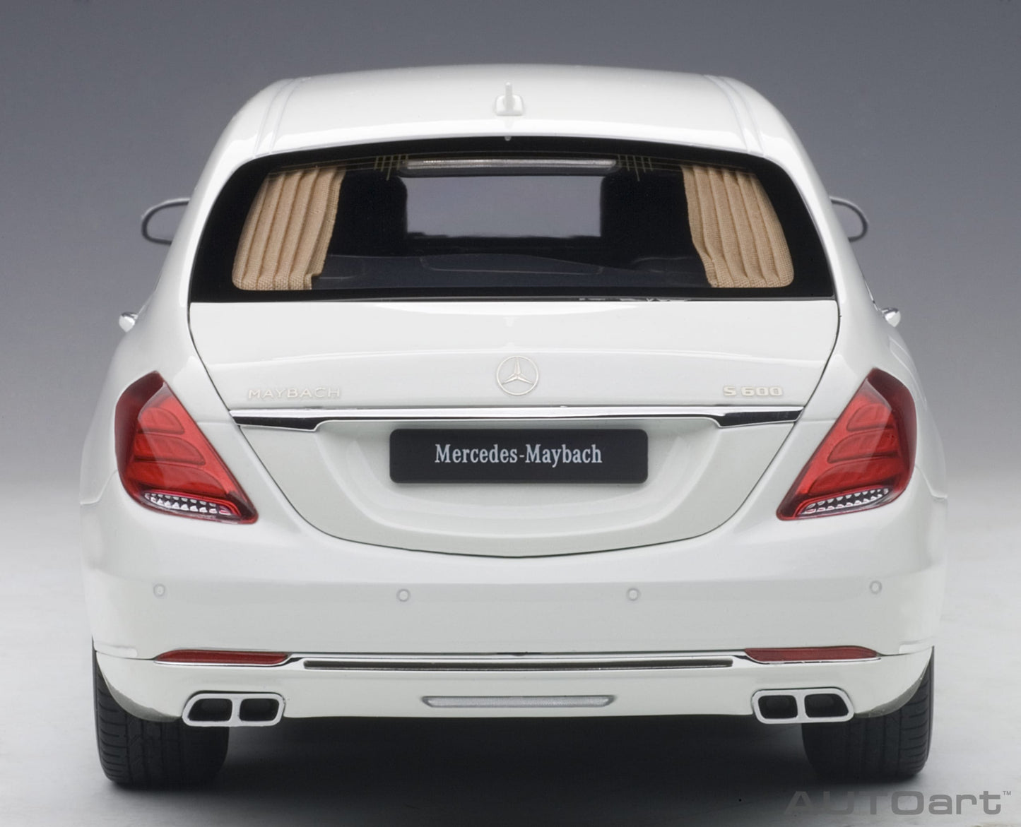 AUTOart 1:18 Mercedes-Maybach S-Klasse S600 Pullman White 76296