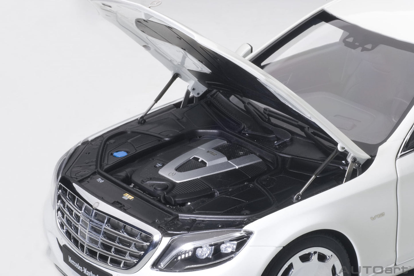 AUTOart 1:18 Mercedes-Maybach S-Klasse S600 Pullman White 76296