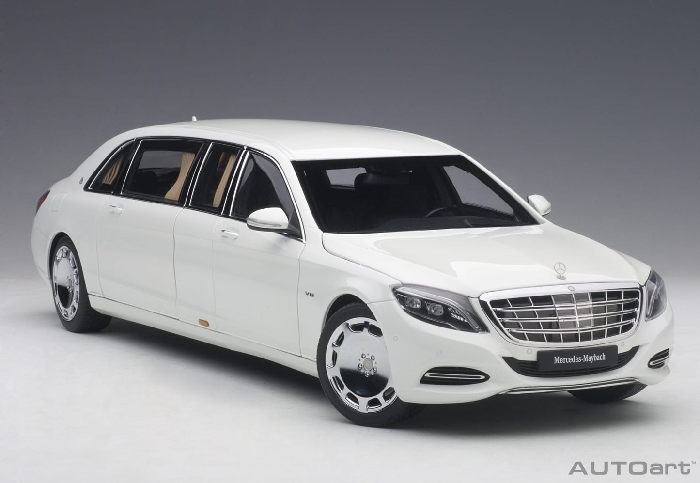 AUTOart 1:18 Mercedes-Maybach S-Klasse S600 Pullman White 76296