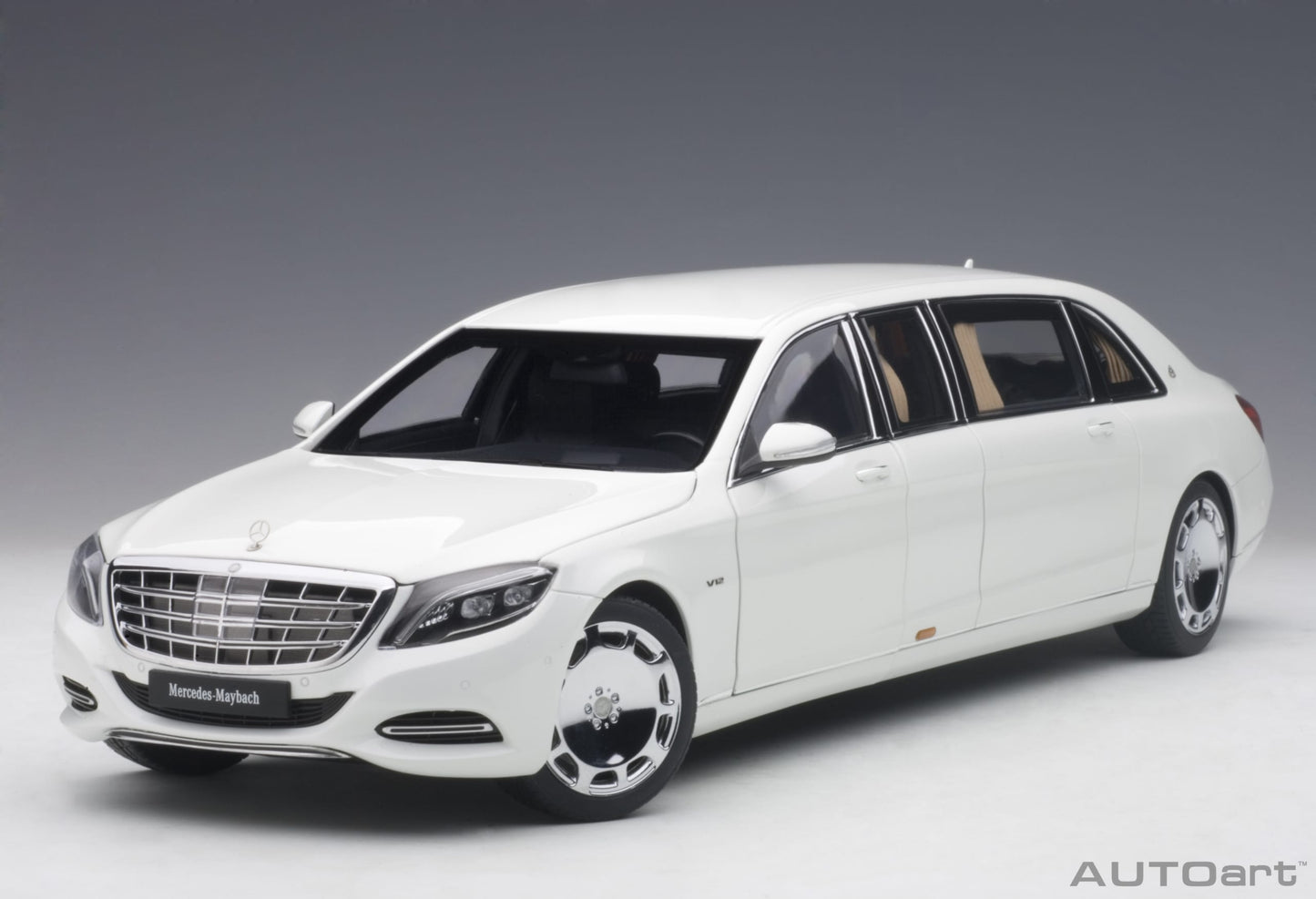 AUTOart 1:18 Mercedes-Maybach S-Klasse S600 Pullman White 76296