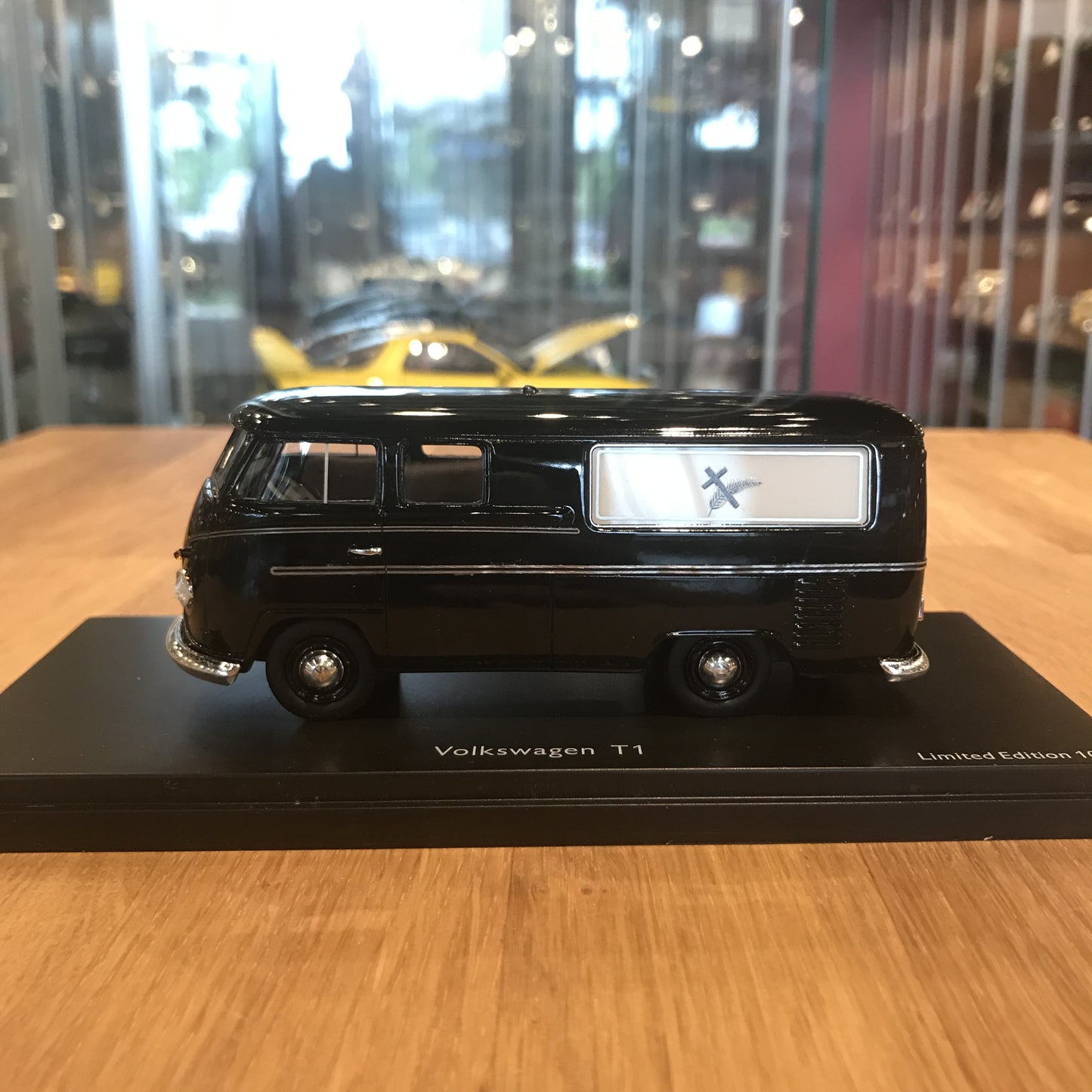 Schuco 1:43 Volkswagen T1 Bestattungswagen Black 450881100