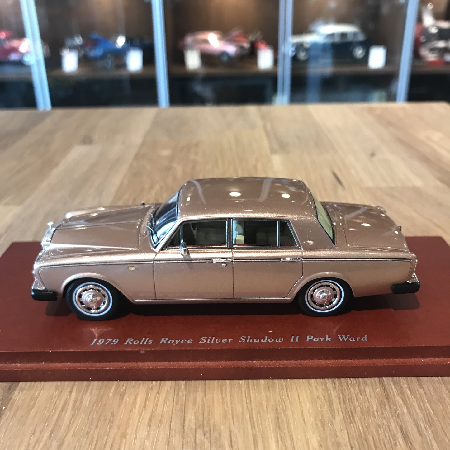TSM 1:43 1979 Rolls Royce Silver Shadow II Park Ward Champagne TSM114318