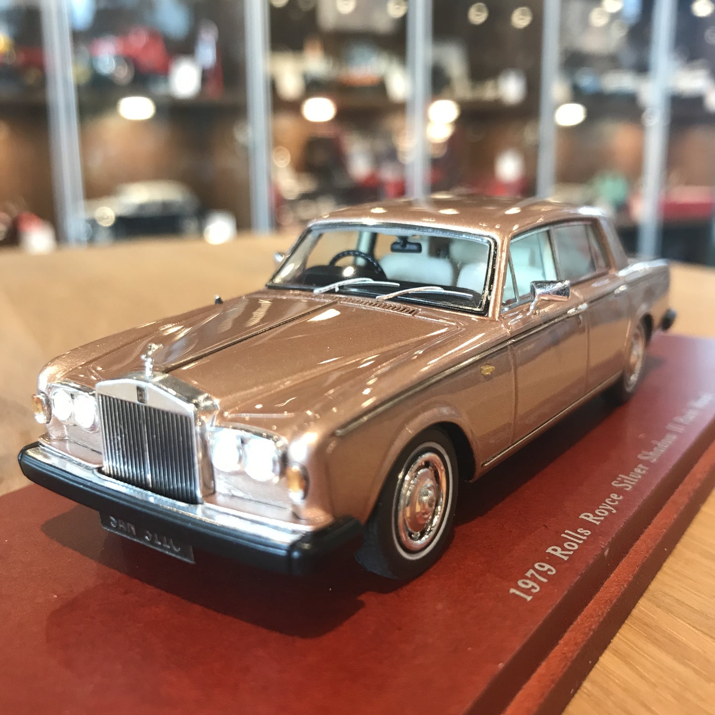 TSM 1:43 1979 Rolls Royce Silver Shadow II Park Ward Champagne TSM114318