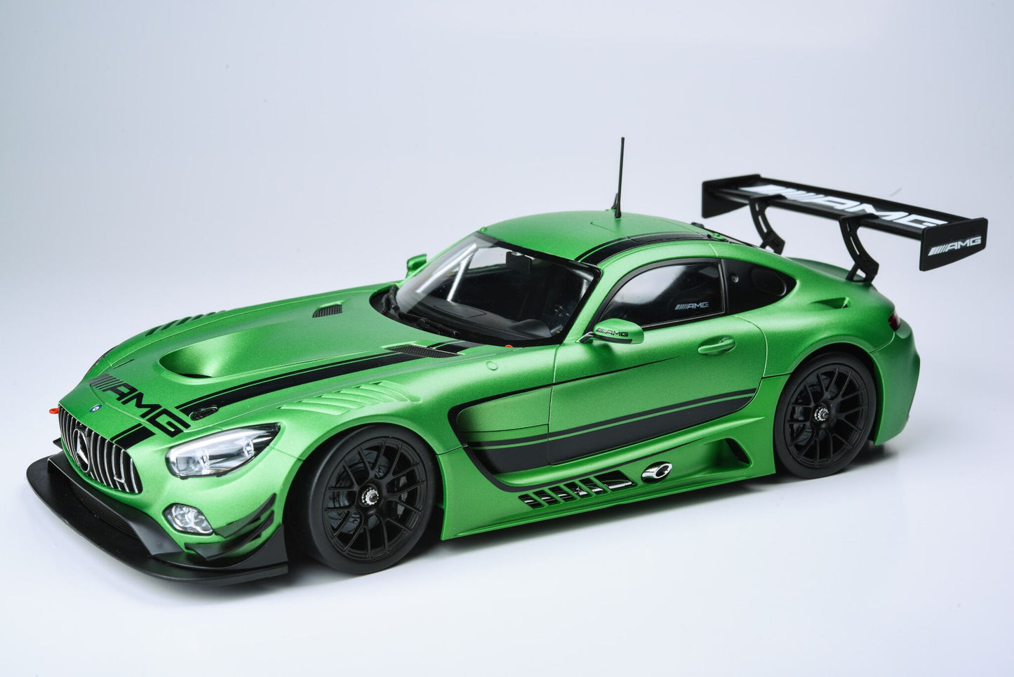 Paragon 1:18 Mercedes-AMG GT3 Green Hell Magno PA-88003