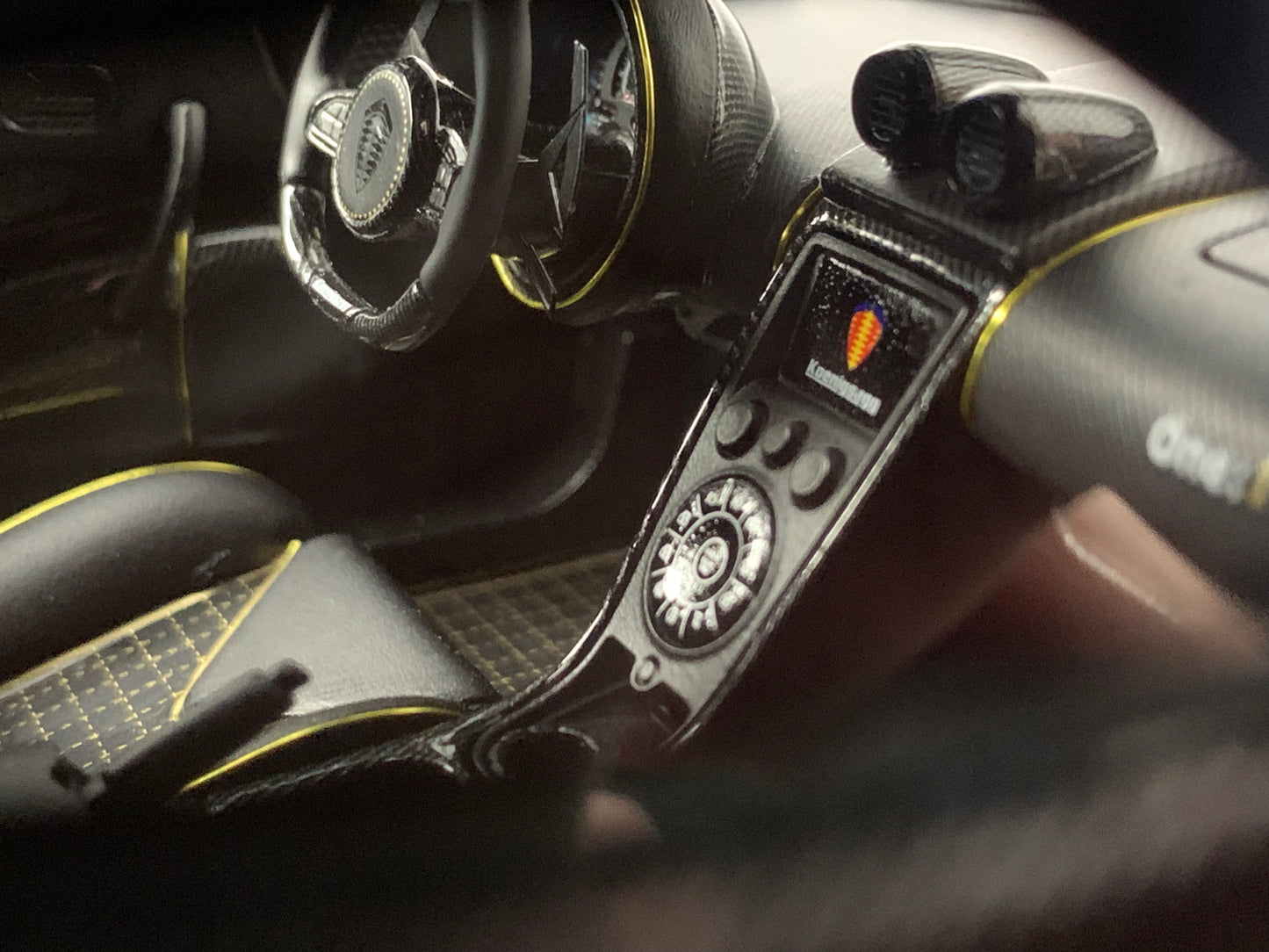 Frontiart 1:18 Koenigsegg one 1 Naked Carbon F033-174