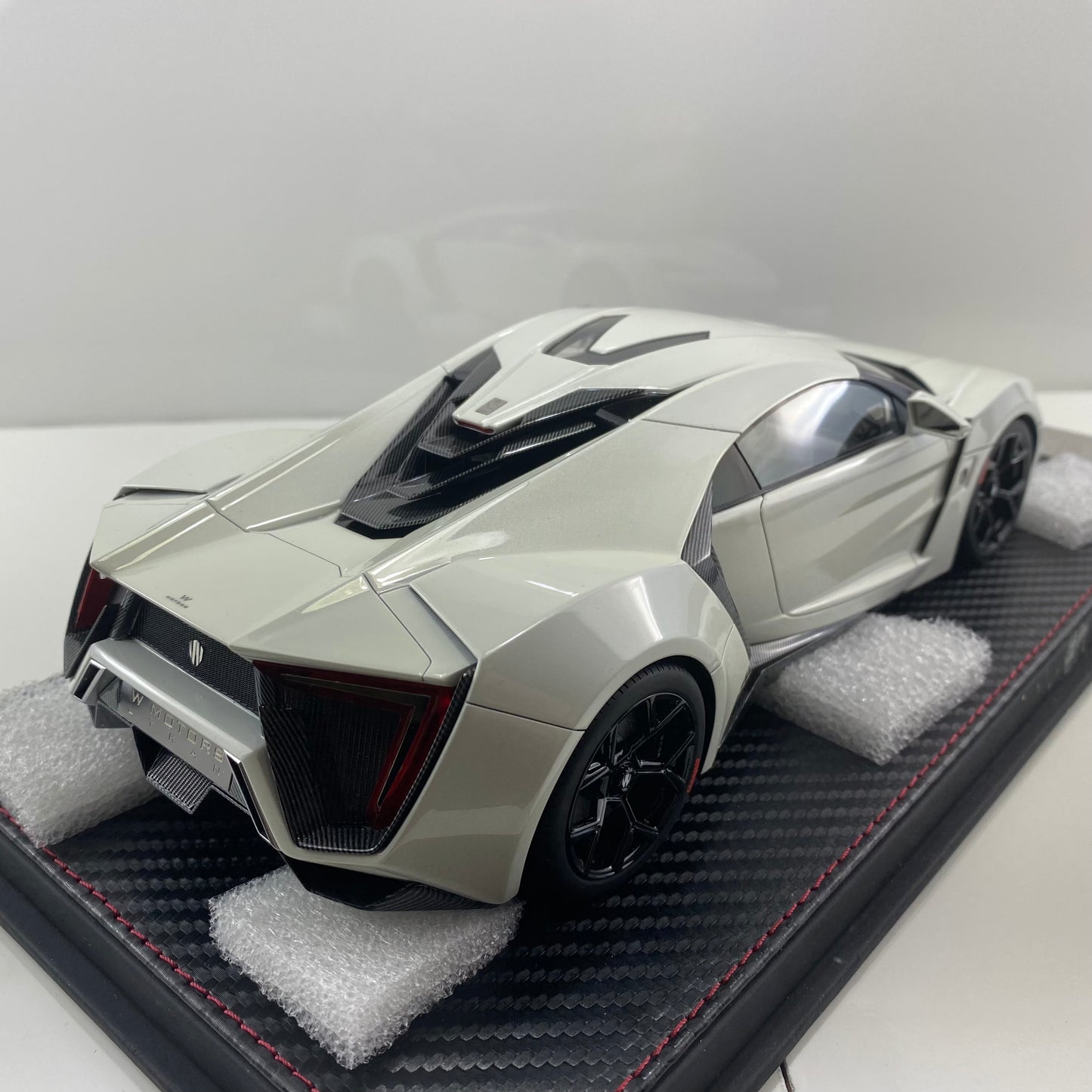 Frontiart 1:18 W Motor Lykan Hypersport Pearl White F030-29