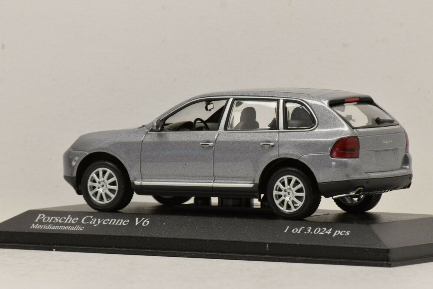 Minichamps 1:43 Porsche Cayenne V6 2002 Grey Metallic 400061010
