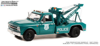 GreenLight 1:18 1967 Chevrolet C-30 Dually Wrecker - New York City Police Department (NYPD) 13652