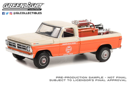 GreenLight 1:64 1971 Ford F-250 with Fire Equipment, Hose and Tank - 1971 Schaefer 500 at Pocono Official Truck 30398