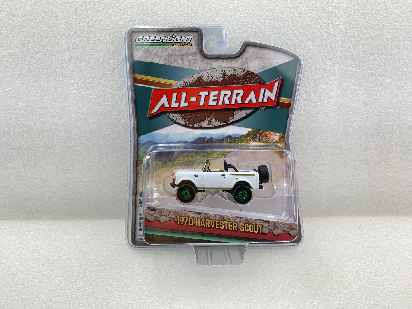 GreenLight Green Machine 1:64 All-Terrain Series 15 - 1970 Harvester Scout Lifted with Off-Road Parts - White and Gold 35270-B