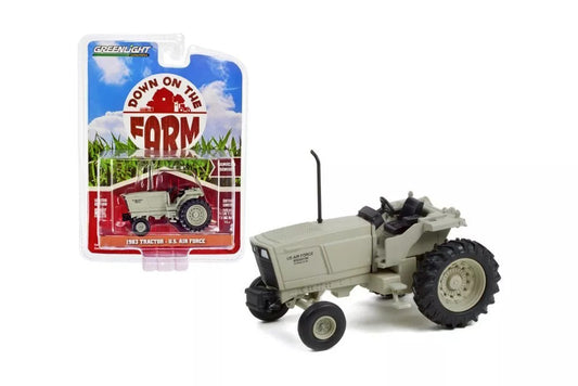 GreenLight 1:64 Down on the Farm Series 6 - 1983 Tractor - U.S. Air Force 48060-D