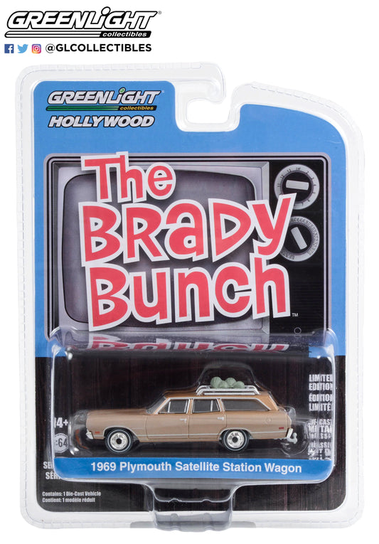 GreenLight 1:64 Hollywood Series 39 - The Brady Bunch (1969-74 TV Series) - Carol Brady s 1969 Plymouth Satellite Station Wagon with Rooftop Camping Equipment (Dirt Road Version) 44990-A