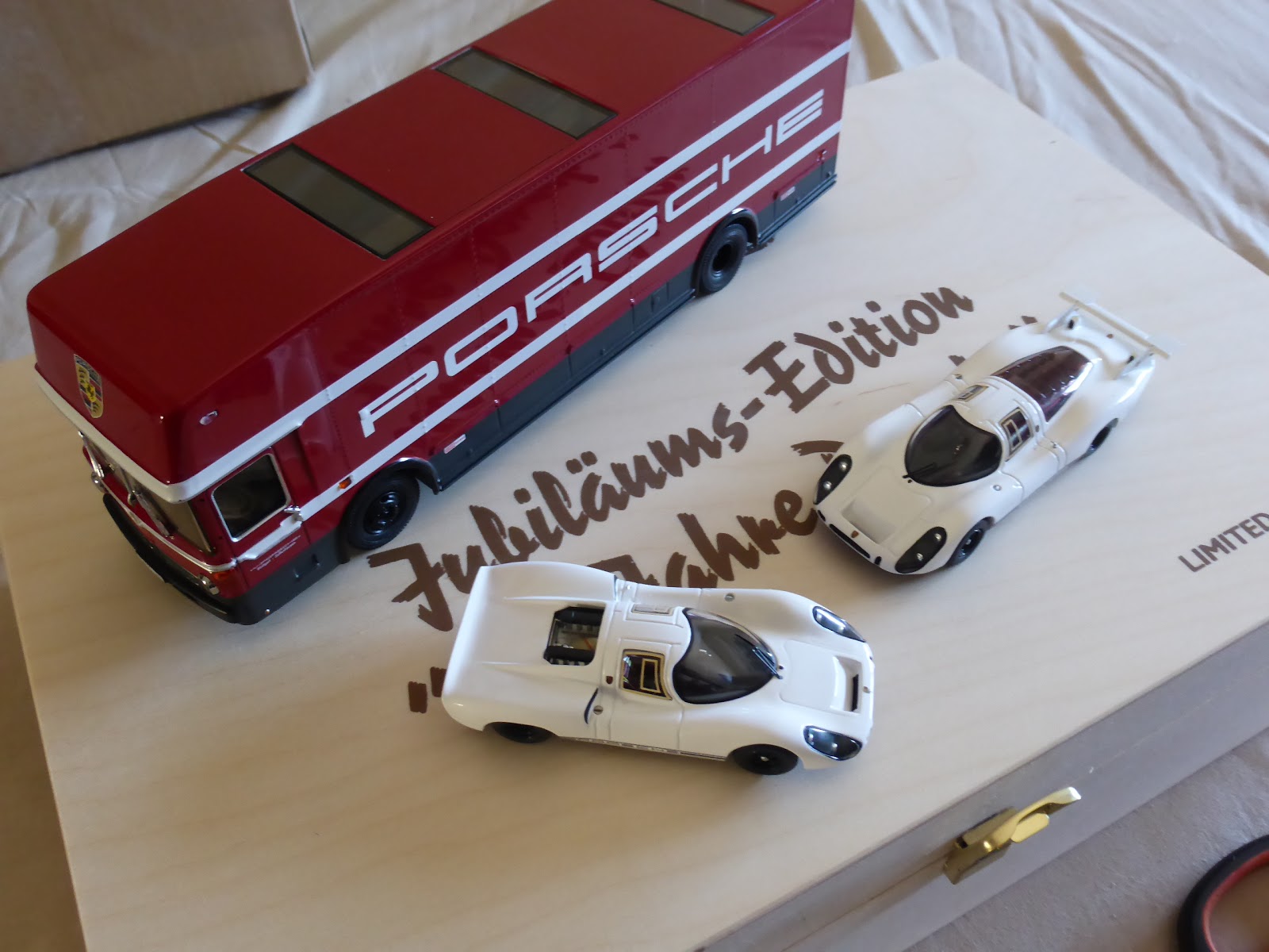 Schuco 1:43 Set Edition 70 Jahre Porsche racing transporter