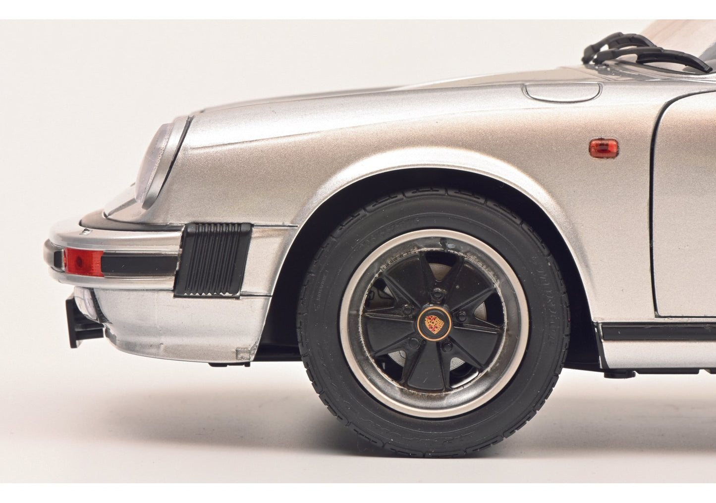 Schuco 1:12 Porsche 911 Carrera Targa 3.2 Silver 450669900