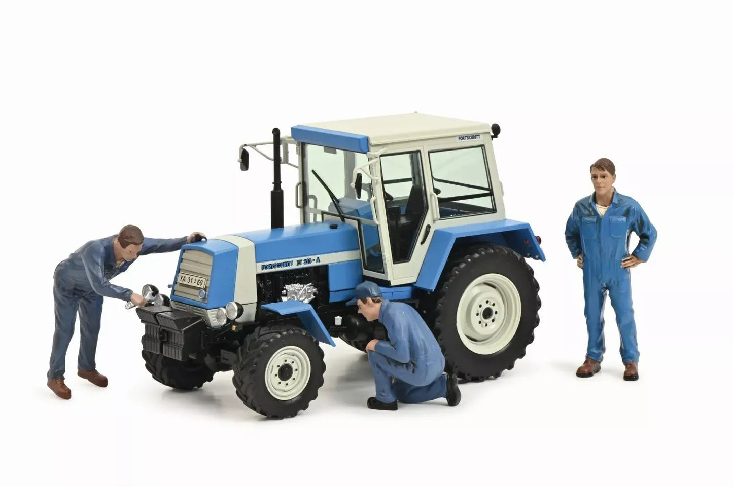 Schuco 1:32 Fortschritt ZT 323 Tractor + 3 Figures 450782600
