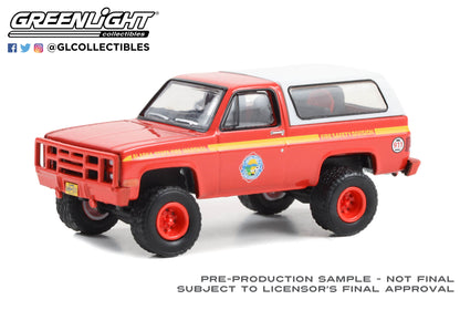 GreenLight 1:64 Fire & Rescue Series 4 - 1984 Chevrolet M1009 - Alaska State Fire Marshal 67050-D