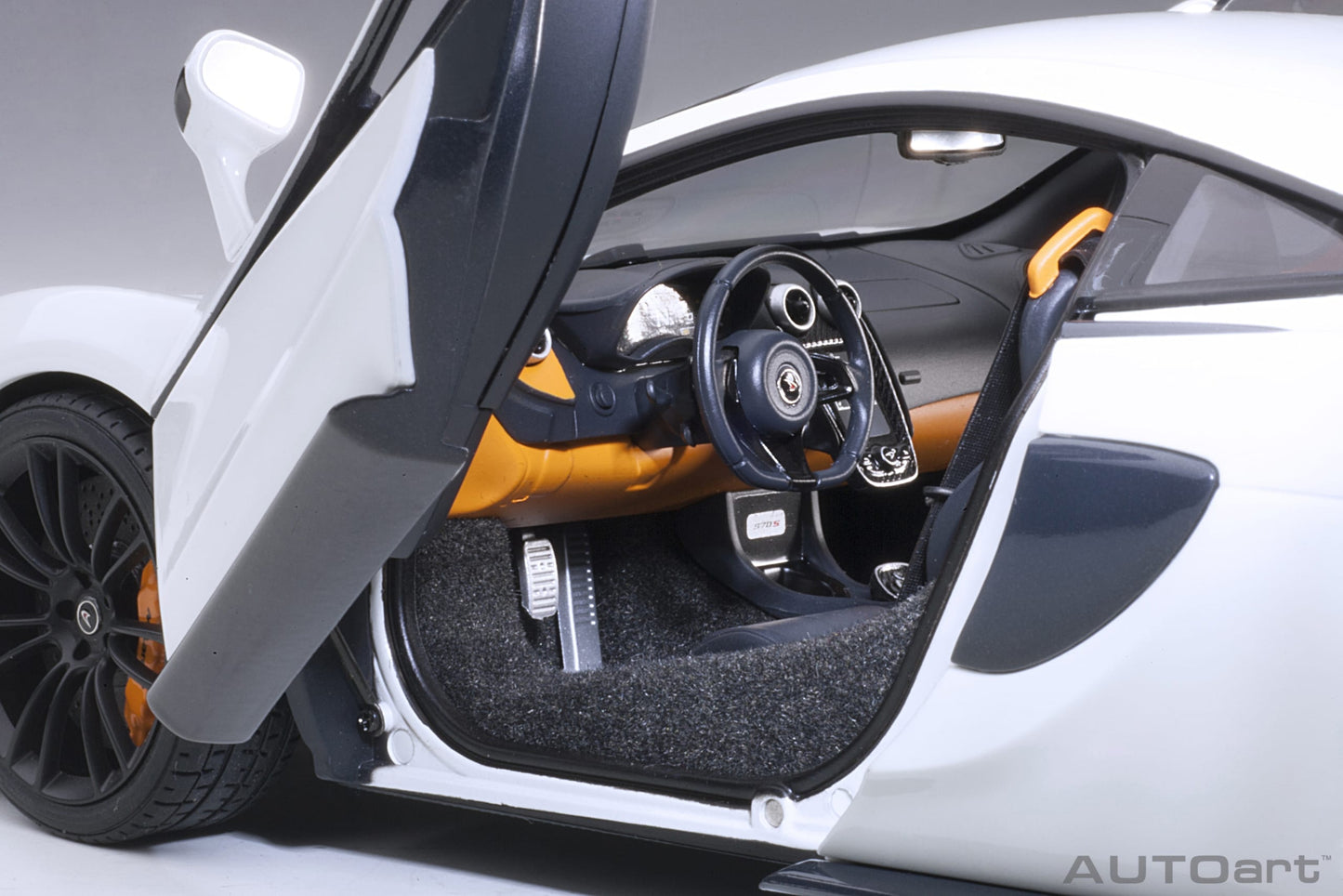 AUTOart 1:18 McLaren 570S (White) 76041