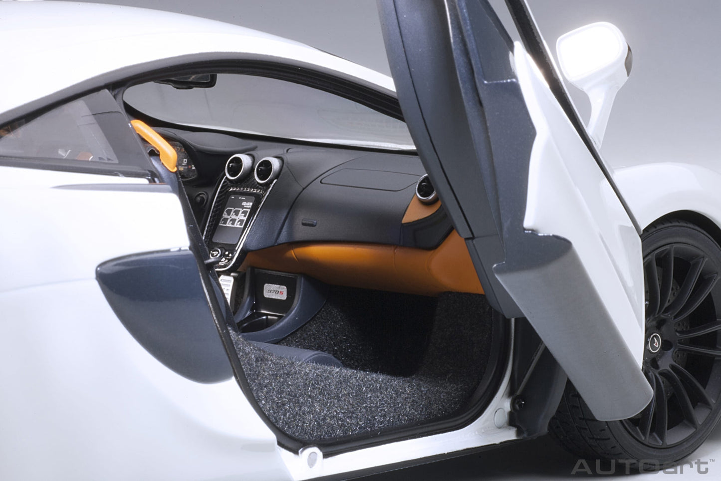AUTOart 1:18 McLaren 570S (White) 76041