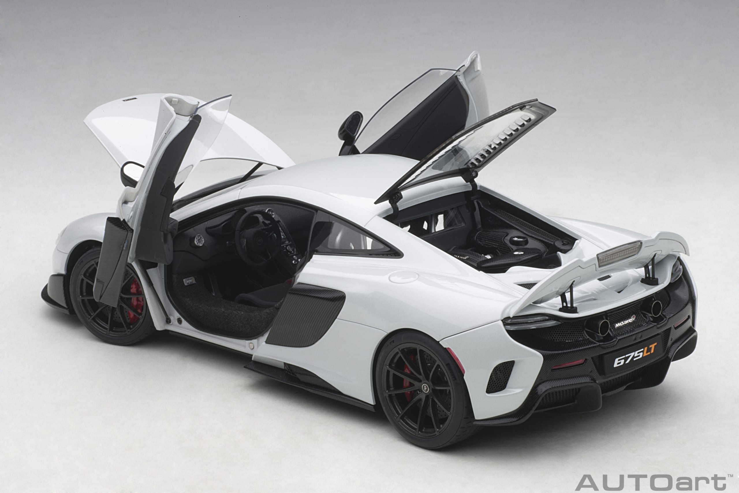 AUTOart 1:18 McLaren 675LT (Silica White) 76046 – YomaCarModel