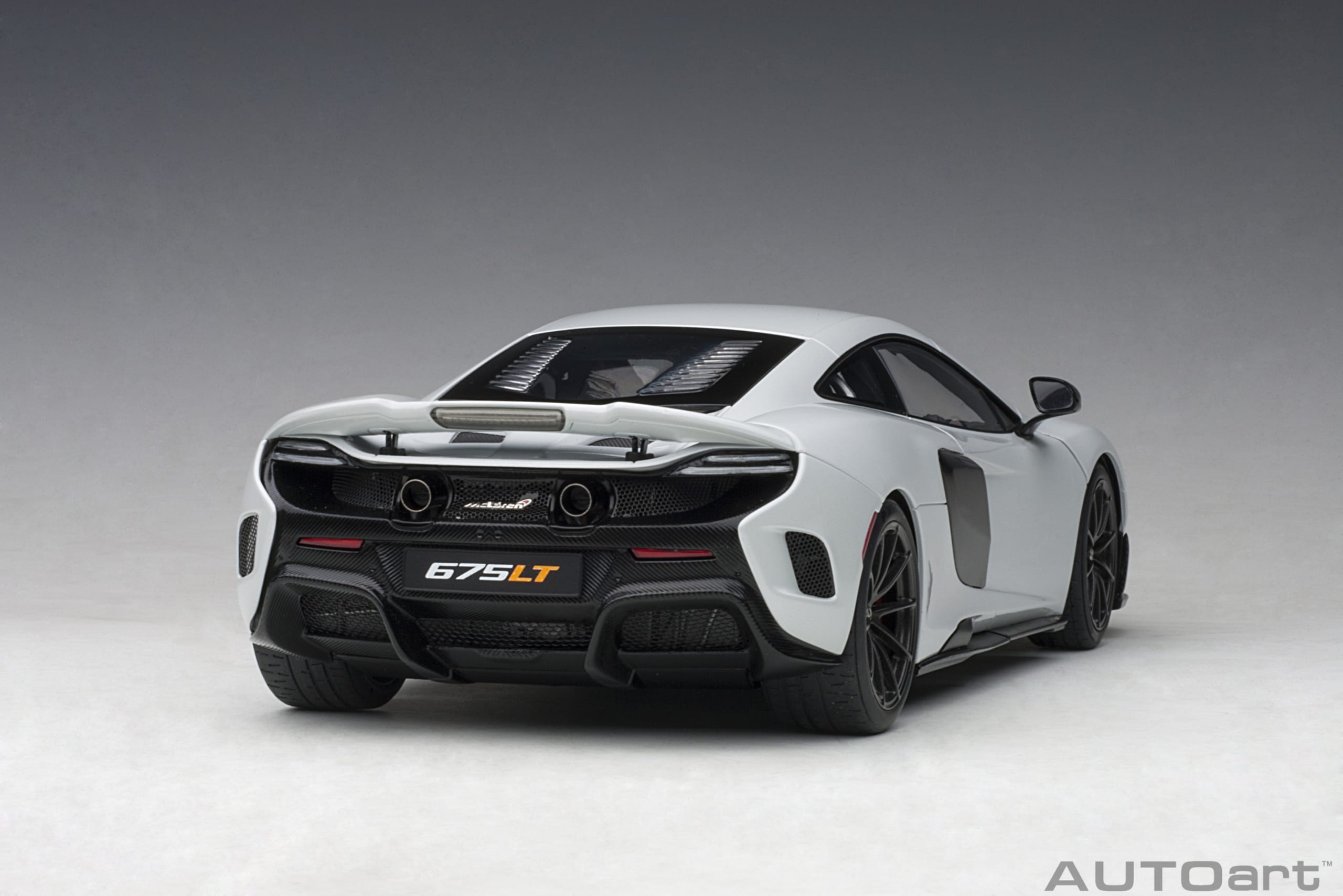 AUTOart 1:18 McLaren 675LT (Silica White) 76046 – YomaCarModel
