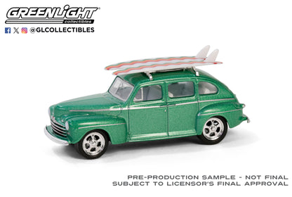 GreenLight 1:64 The Hobby Shop Series 16 - 1946 Ford Fordor Super Deluxe with Roof Rack and Surfboards 97160-A