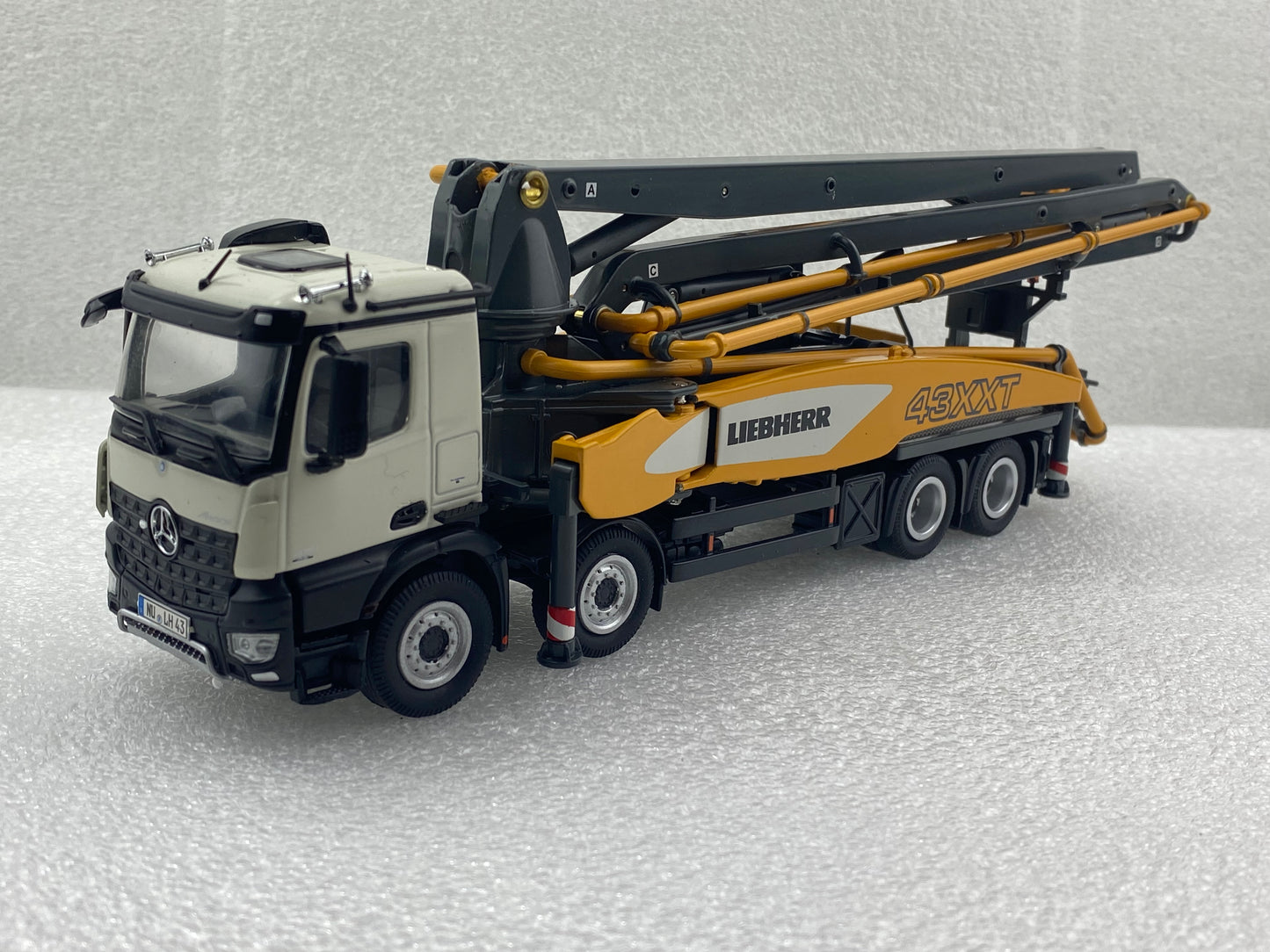 NZG 1:50 LIEBHERR THP 140H 43 R4 XXT MERCEDES BENZ AROCS 8X4 NZG931 (Damaged / Clearance Final Sale)