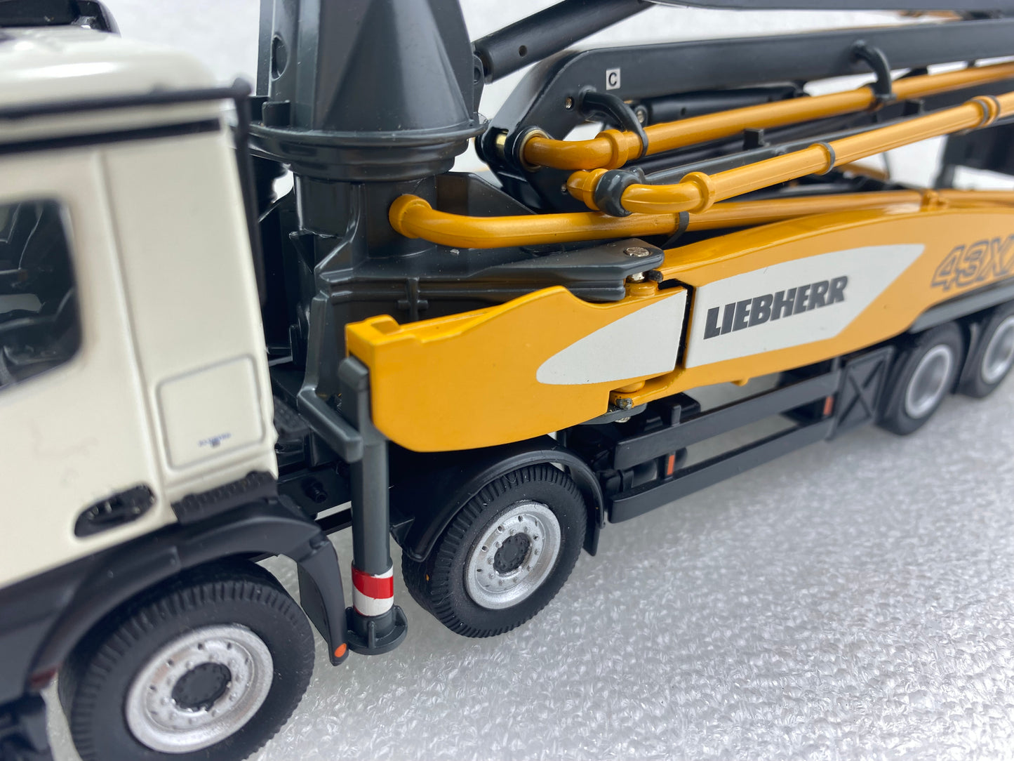 NZG 1:50 LIEBHERR THP 140H 43 R4 XXT MERCEDES BENZ AROCS 8X4 NZG931 (Damaged / Clearance Final Sale)